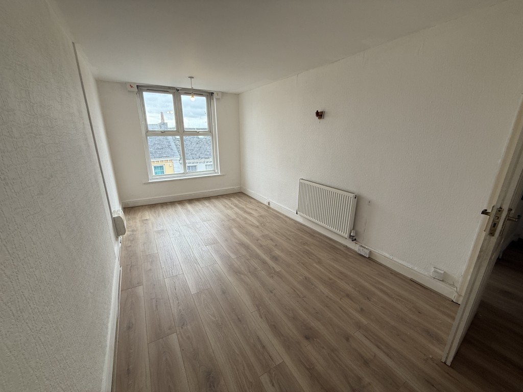 Lot: 5 - VACANT MIXED USE FOUR STOREY PROPERTY WITH FURTHER POTENTIAL - Flat second floor bedroom 3